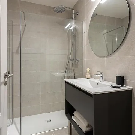 Premium 1 - 2 Bedroom Design Near Merce Square *
