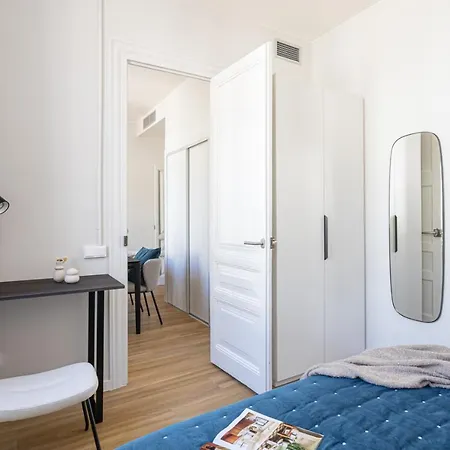 Premium 1 - 2 Bedroom Design Near Merce Square